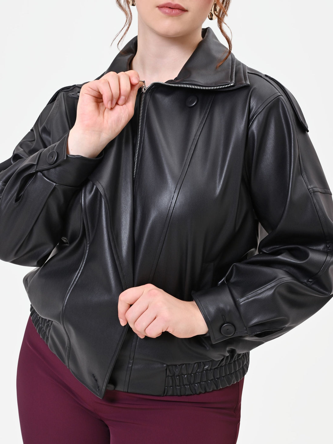 Giacca Curvy  in similpelle nera con chiusura asimmetrica