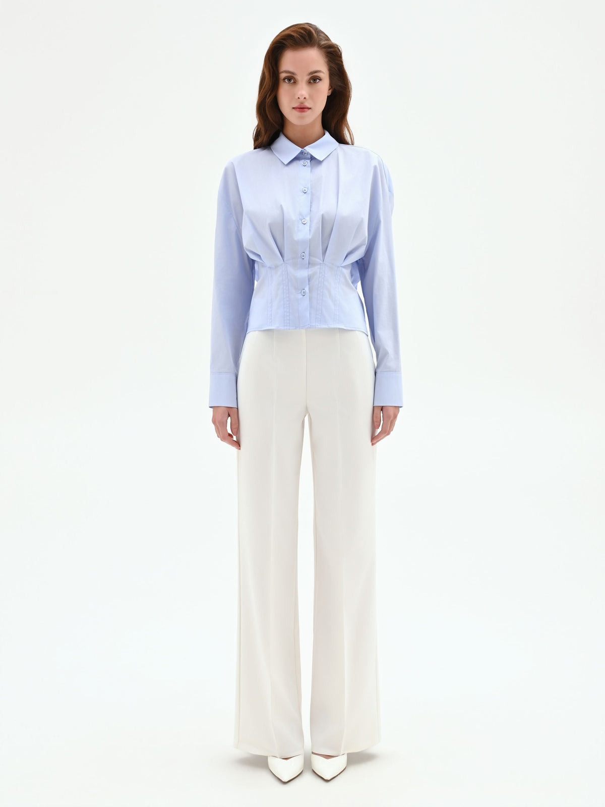 Camicia azzurra in cotone con pieghe cucite