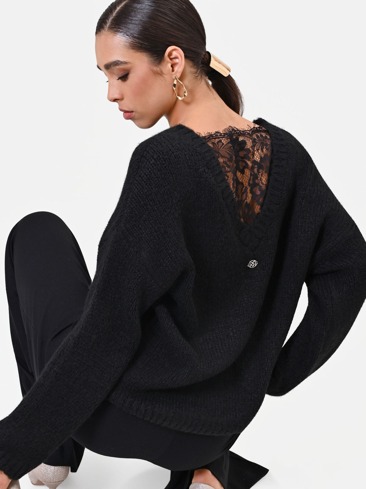 Maglia in lana nera con scollo sfrangiato