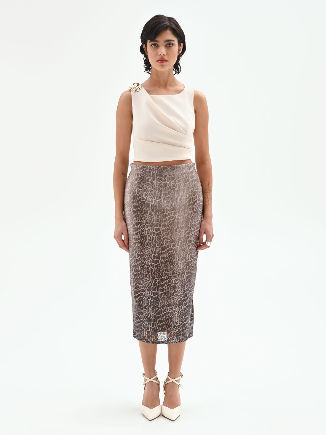 Top asimmetrico panna con accessorio oro