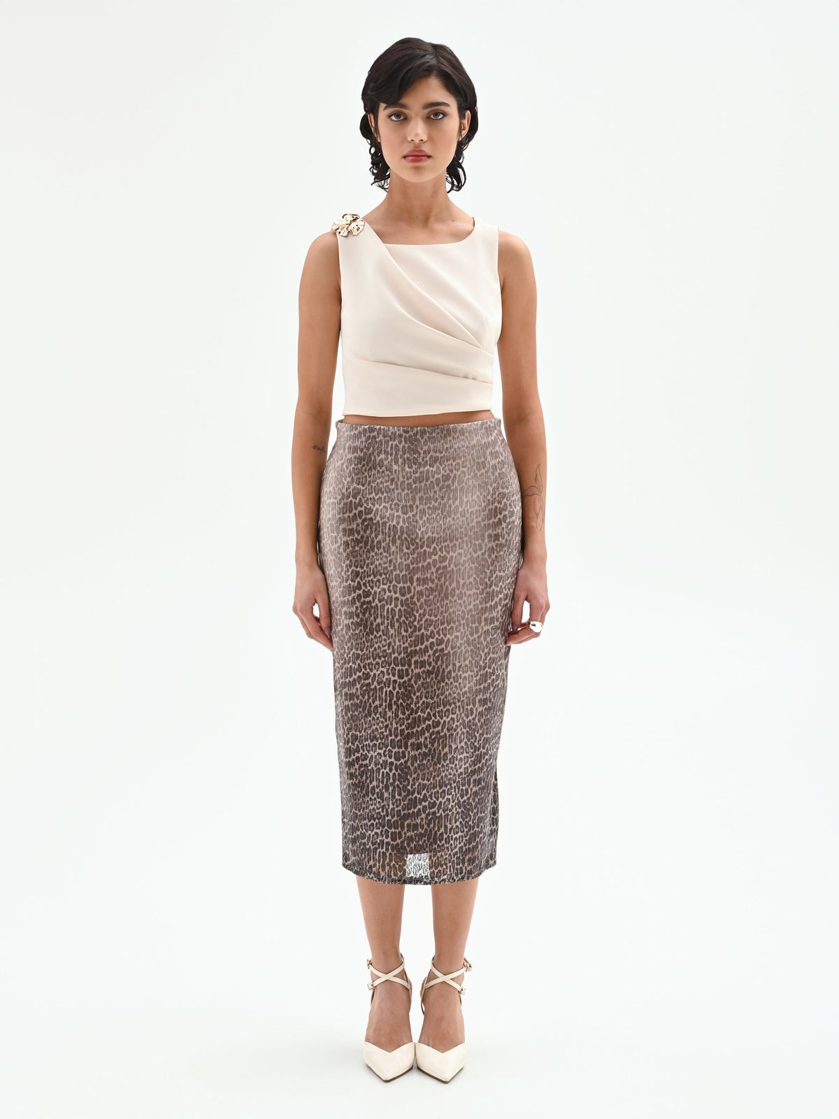 Top asimmetrico panna con accessorio oro