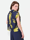 Top blu navy con collo drappeggiato e stampa floreale
