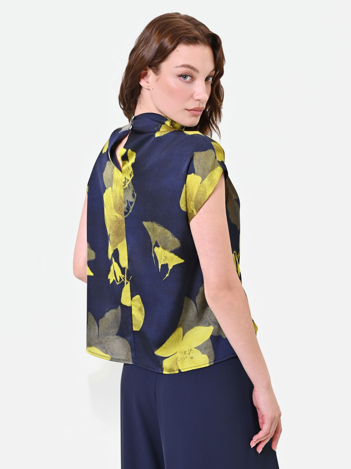 Top blu navy con collo drappeggiato e stampa floreale