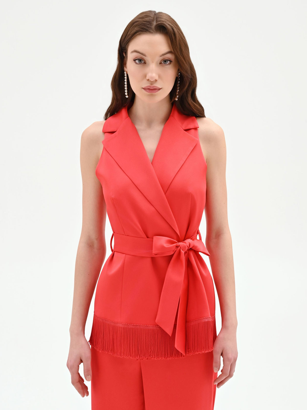 Gilet in raso rosso fragola con frange