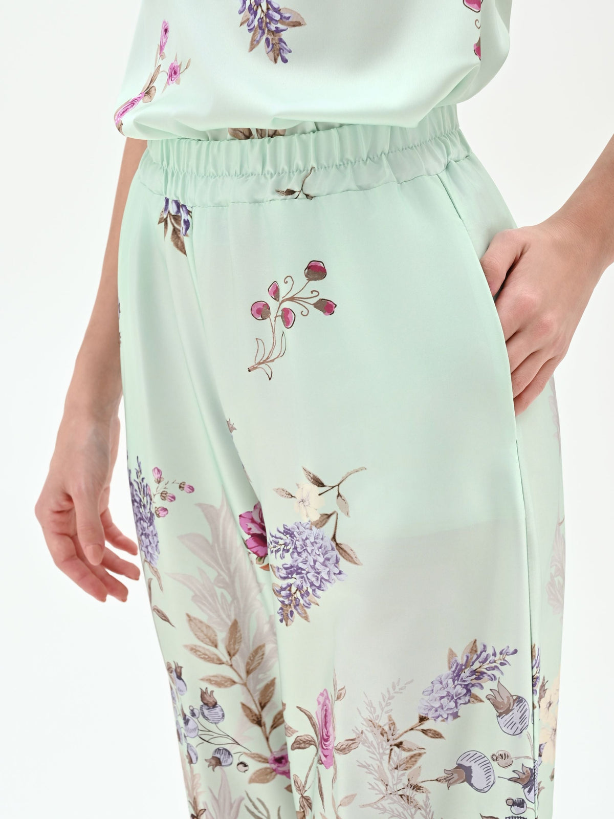 Pantalone palazzo verde menta in raso con stampa botanica