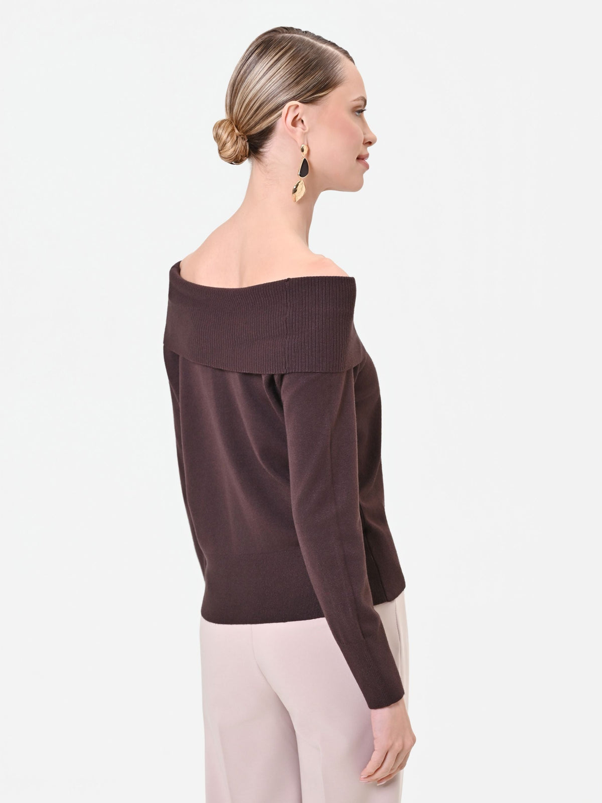 Maglia marrone con spalle scoperte