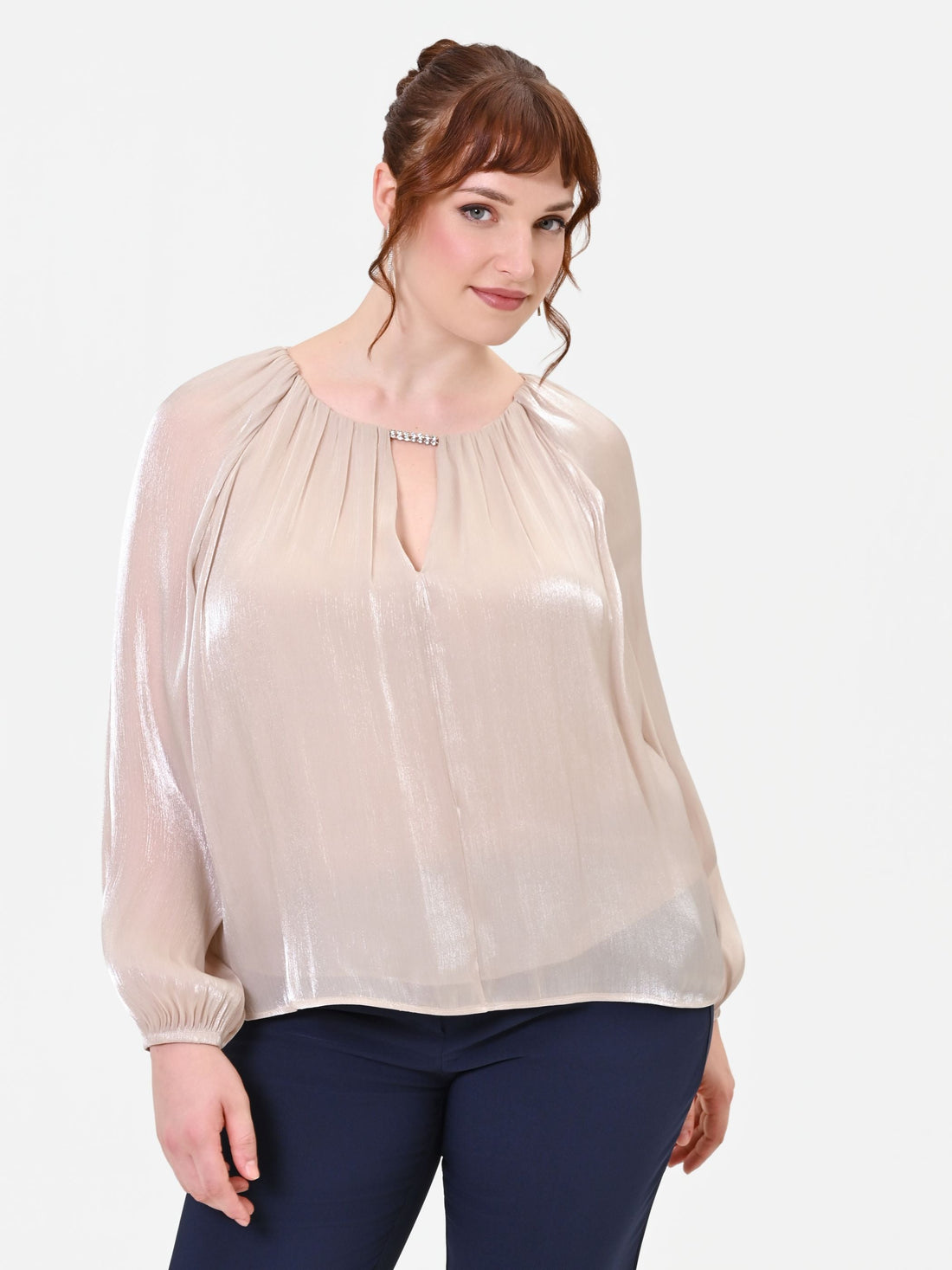 Blusa Curvy  in raso tortora beige con dettaglio gioiello