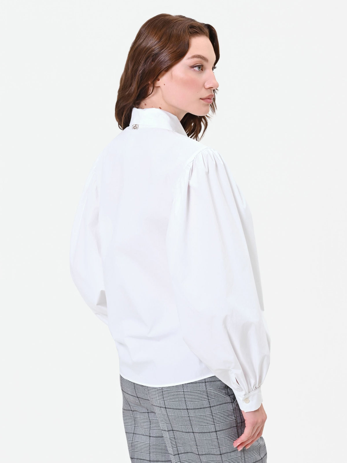 Camicia bianca con fiocco lavallière