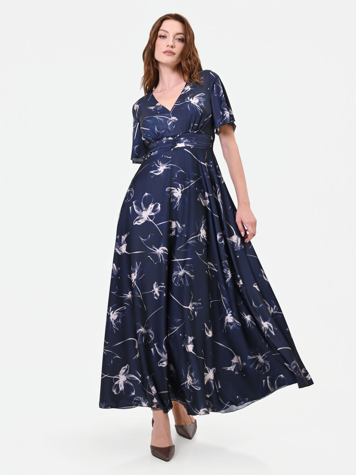 Abito lungo blu navy in raso con stampa a fiori