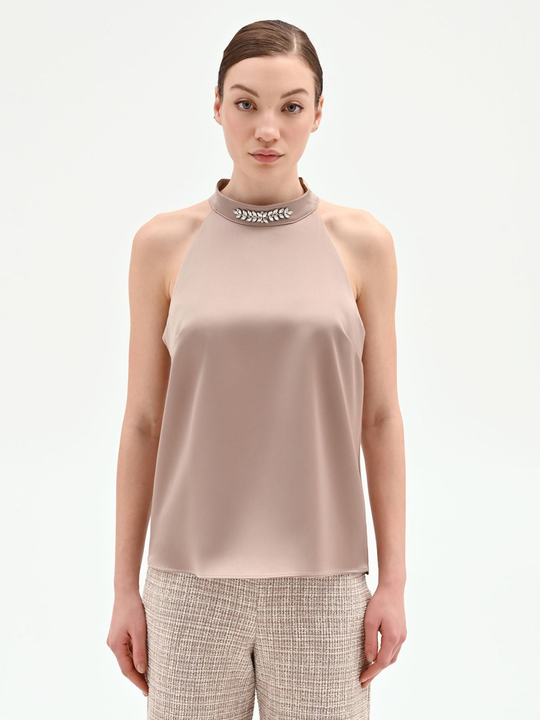 Top tortora beige in raso con applicazione gioiello