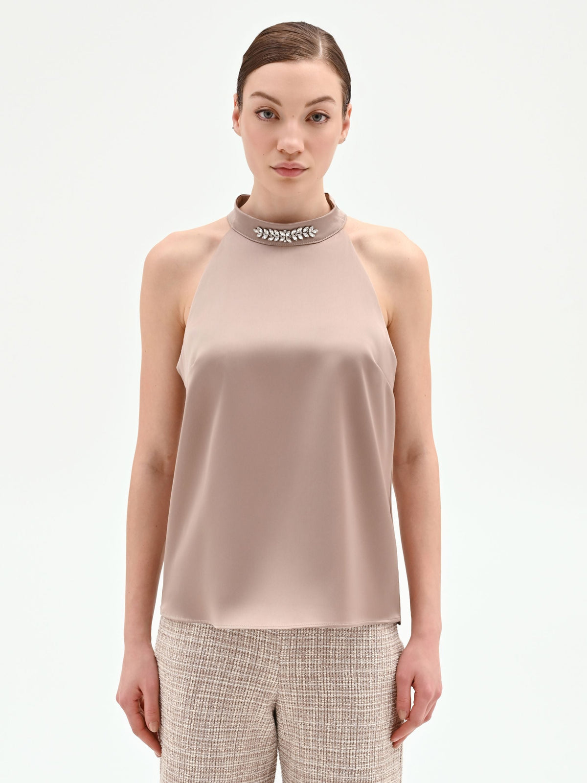 Top tortora beige in raso con applicazione gioiello