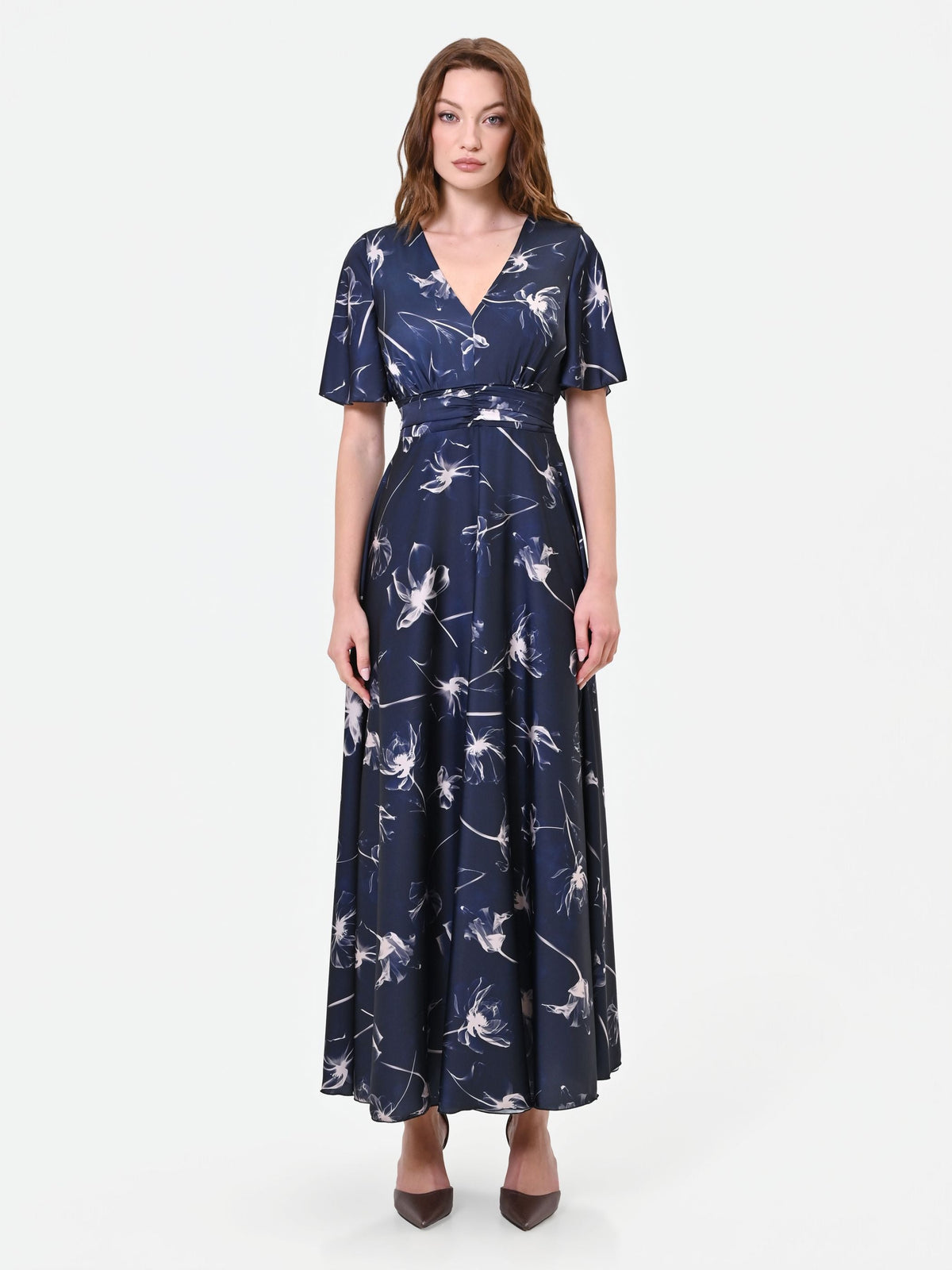 Abito lungo blu navy in raso con stampa a fiori