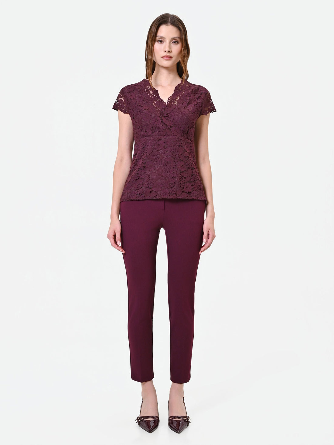 Top bordeaux in pizzo con scollo incrociato