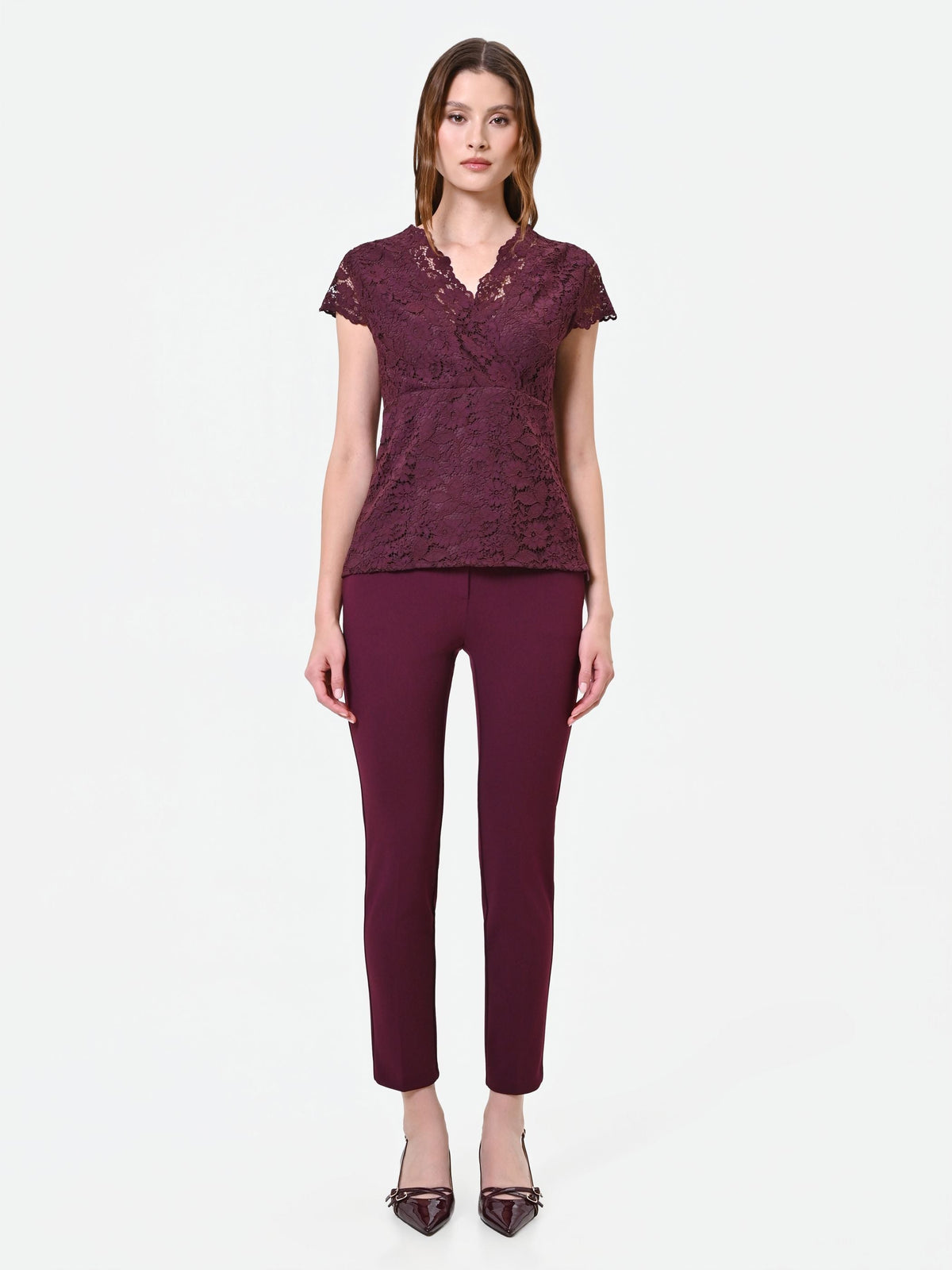 Top bordeaux in pizzo con scollo incrociato