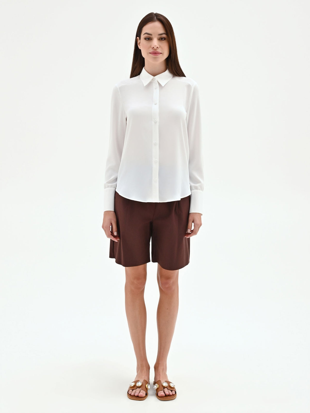 Camicia bianca con bottoni ricoperti