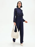 Tuta blu con blusa a pois e collo foulard