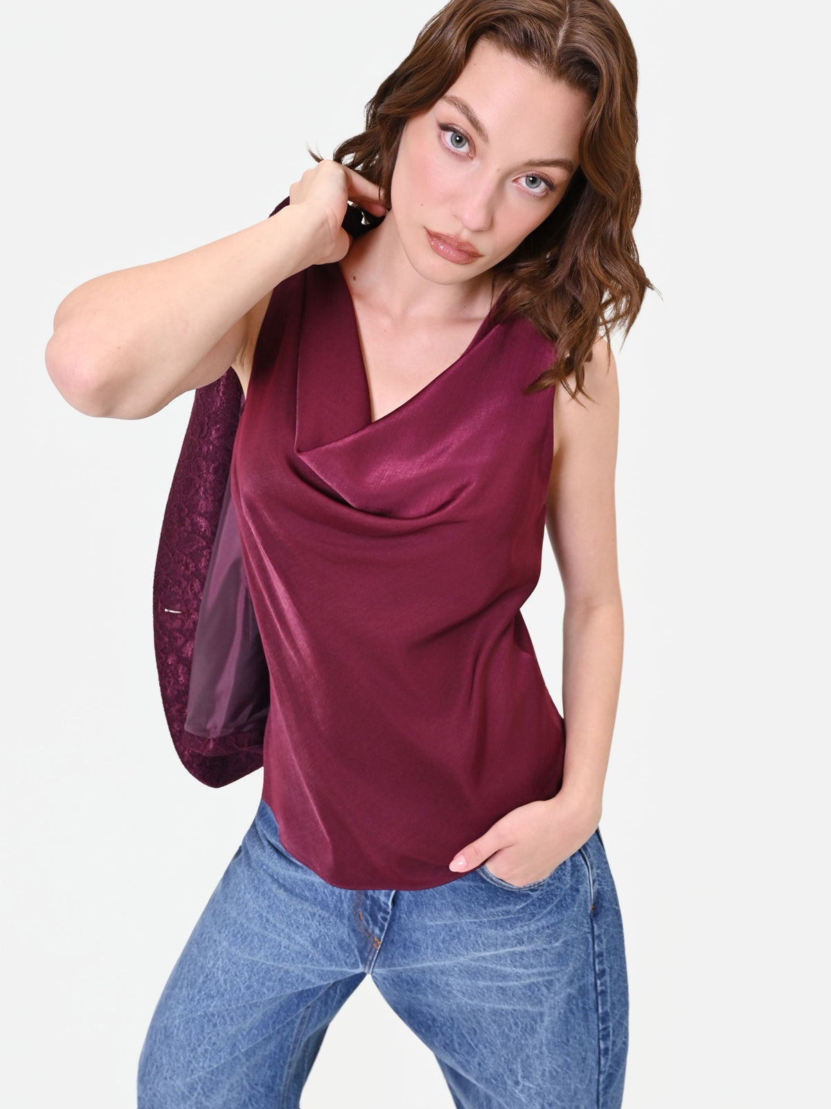 Top in raso bordeaux con scollo a cappuccio