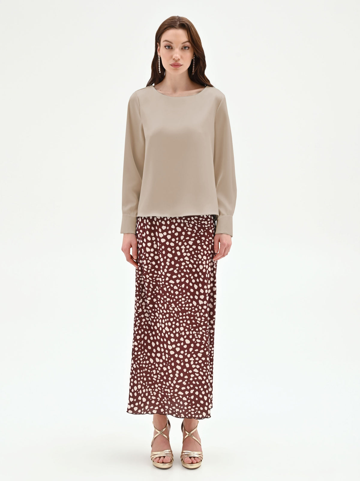 Blusa tortora beige con scollo a barchetta