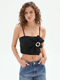 Top crop nero con drappeggio e fibbia gioiello