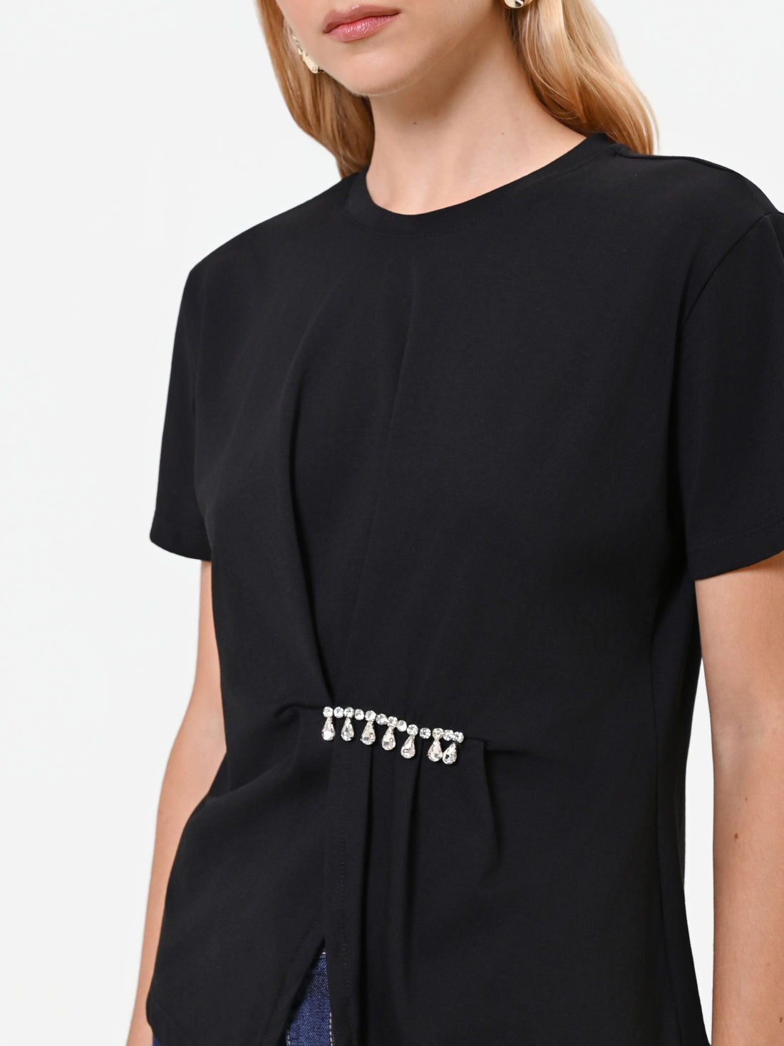 T-shirt asimmetrica nera con dettaglio gioiello