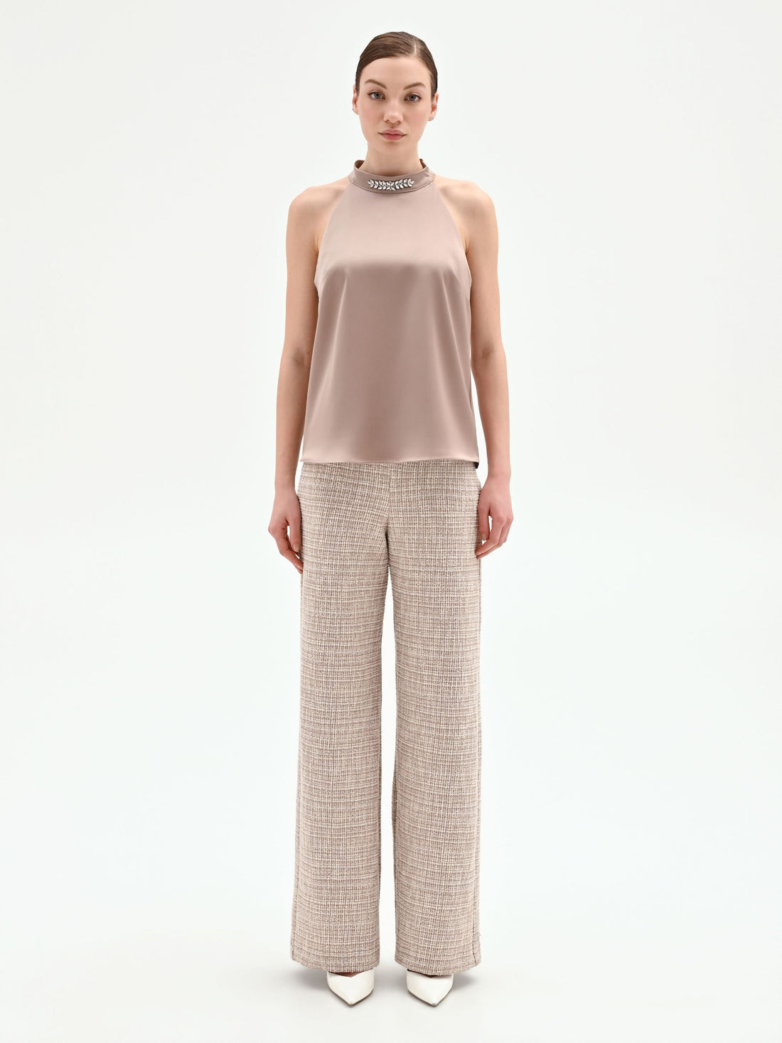 Top tortora beige in raso con applicazione gioiello