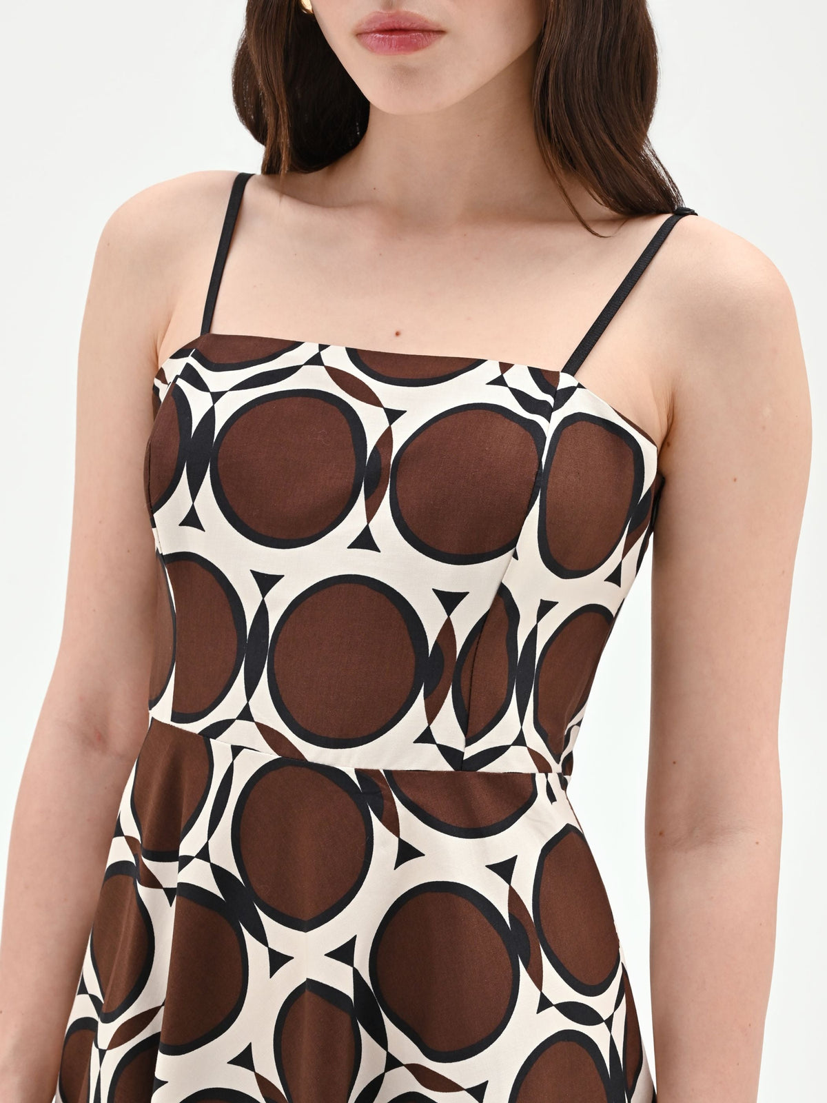 Abito midi color cioccolato con stampa geometrica