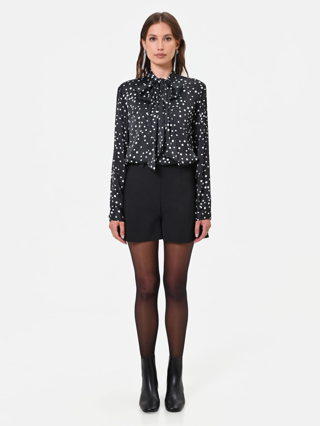 Blusa nera a pois con nastro lavallière