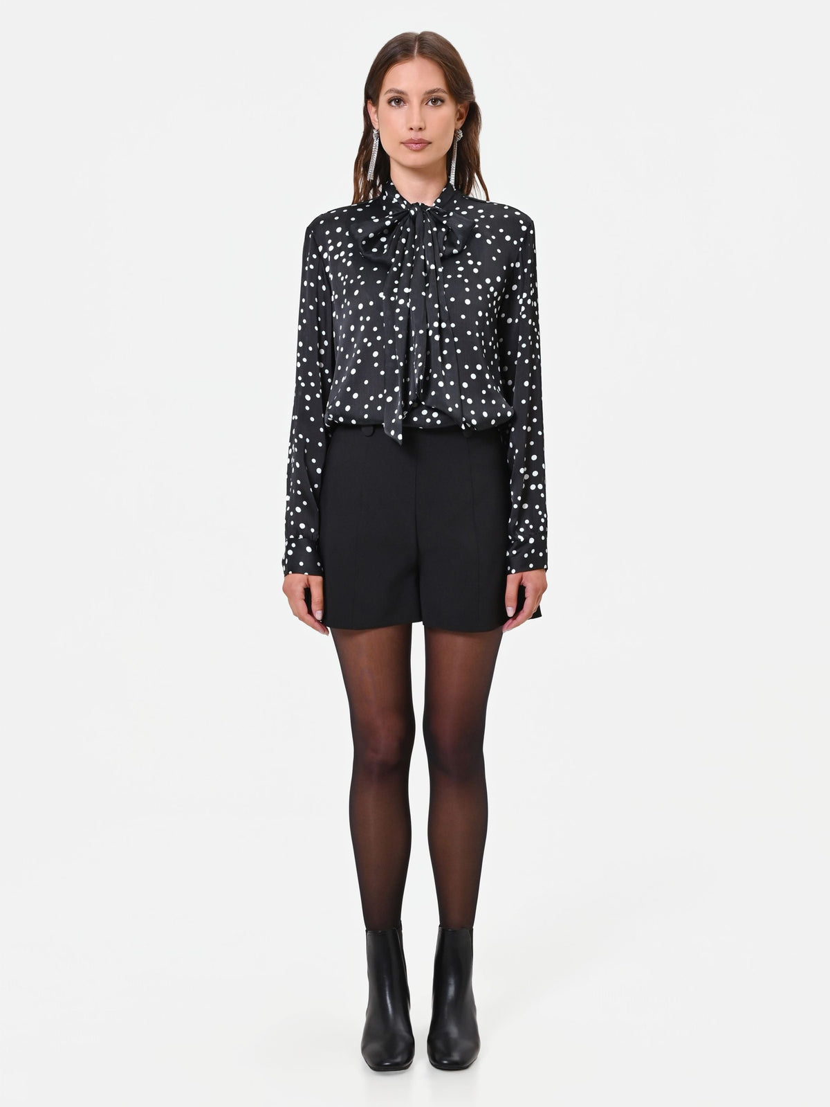 Blusa nera a pois con nastro lavallière