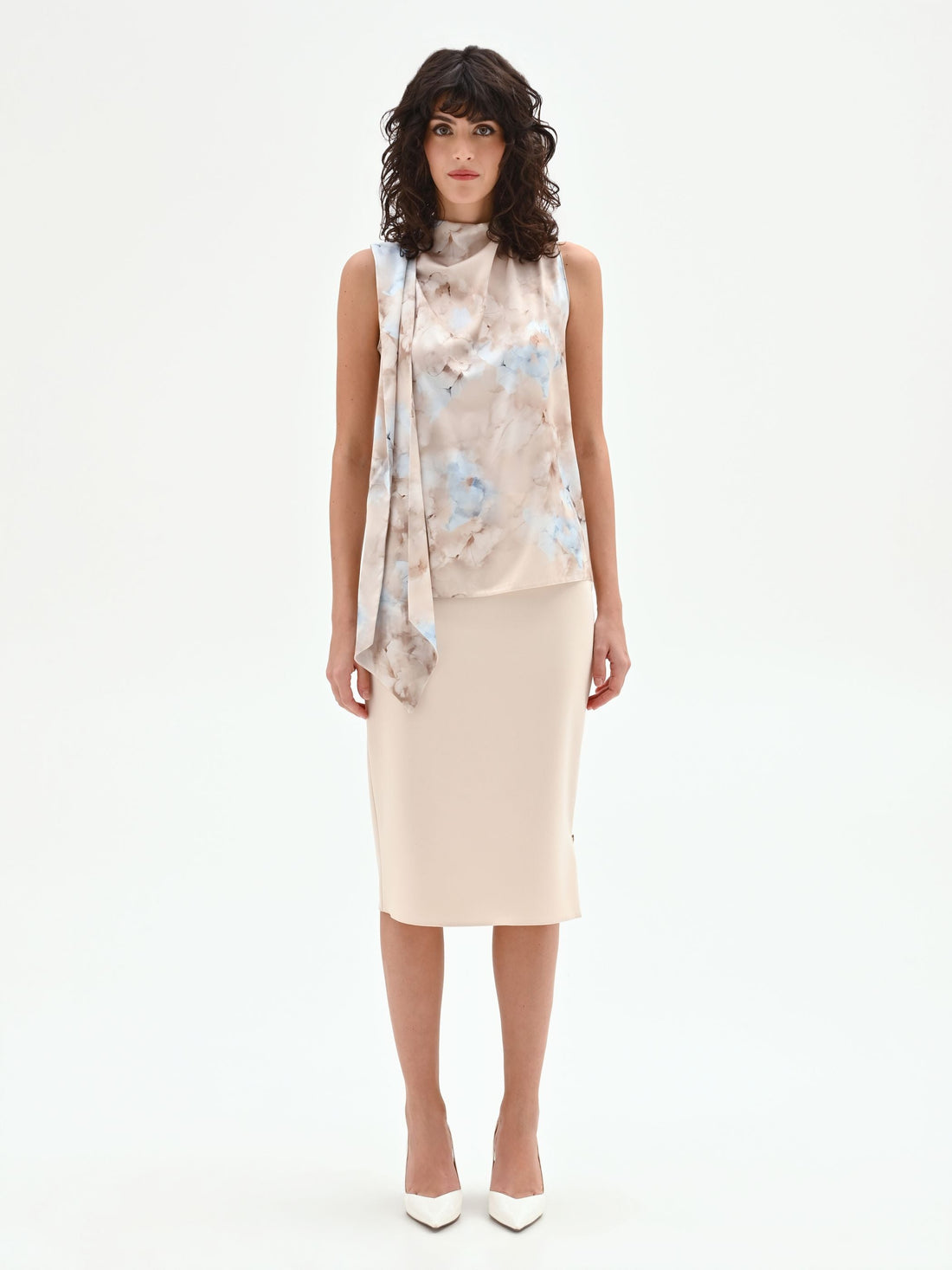 Top cielo azzurro con stampa acquerello e collo foulard
