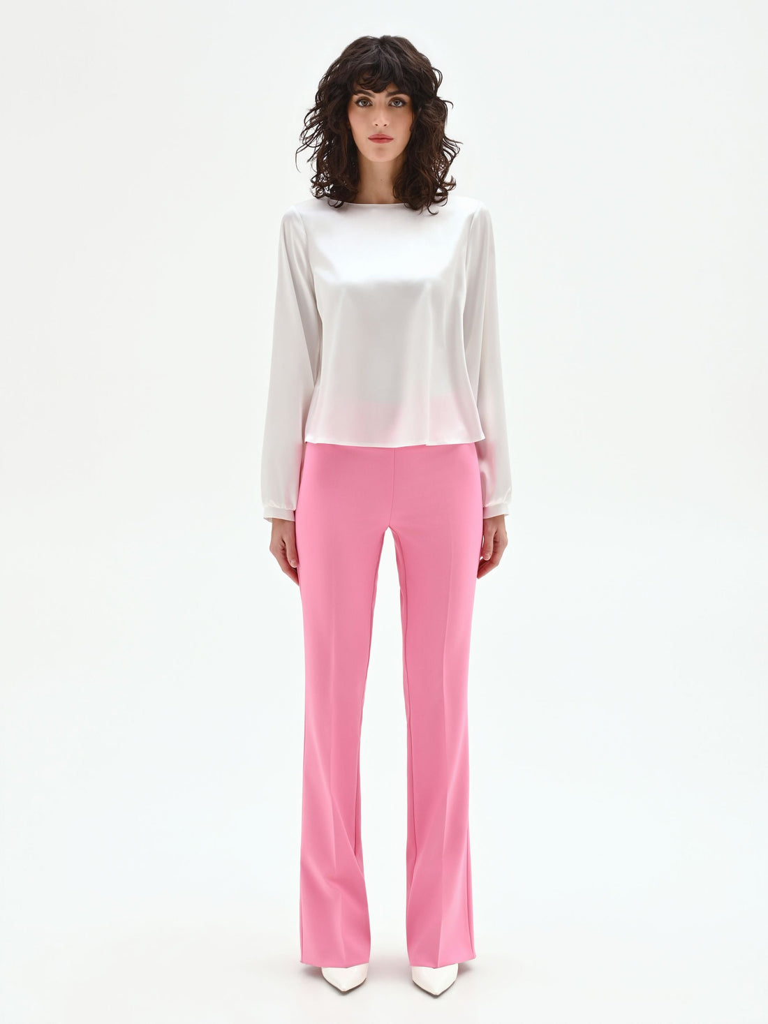 Blusa bianca in raso con scollo a barchetta