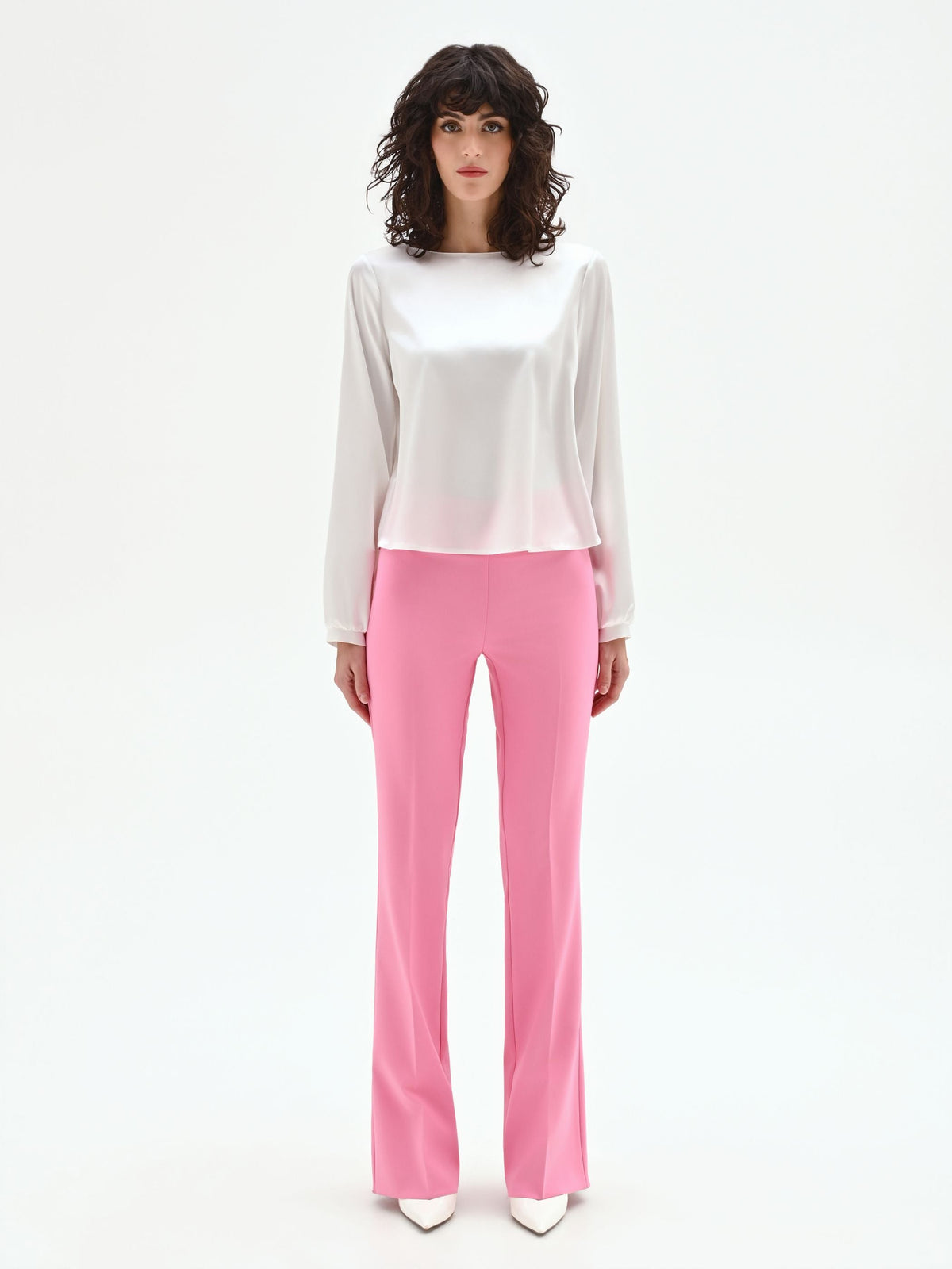 Blusa bianca in raso con scollo a barchetta