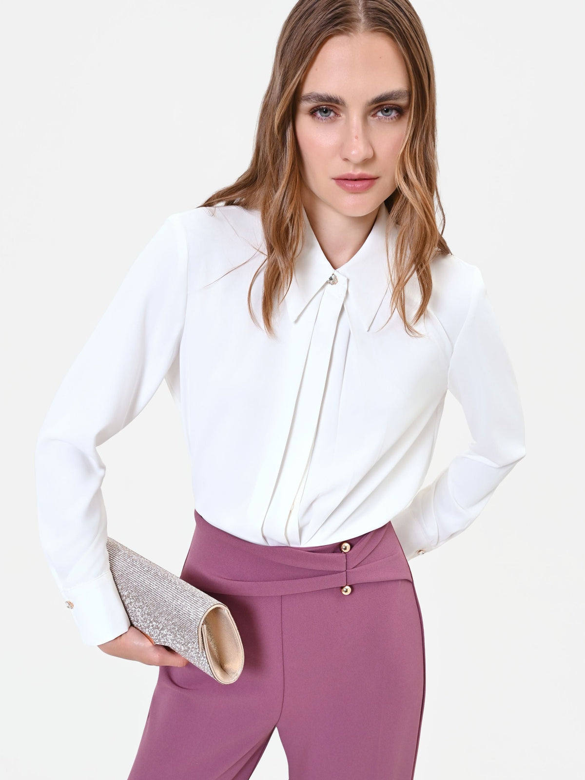 Camicia bianca con bottone gioiello