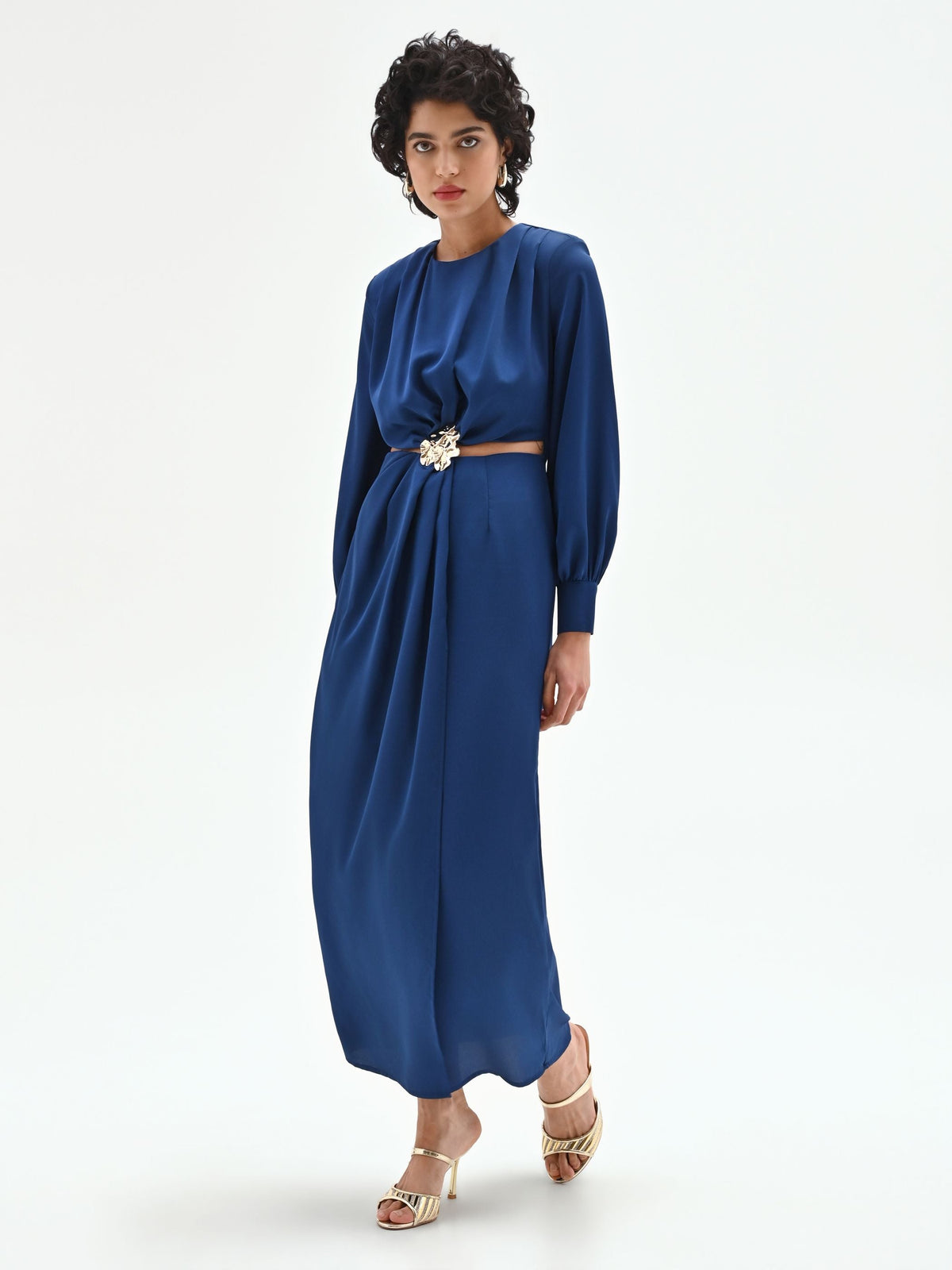 Abito lungo blu brillante con cut-out e applicazione gioiello