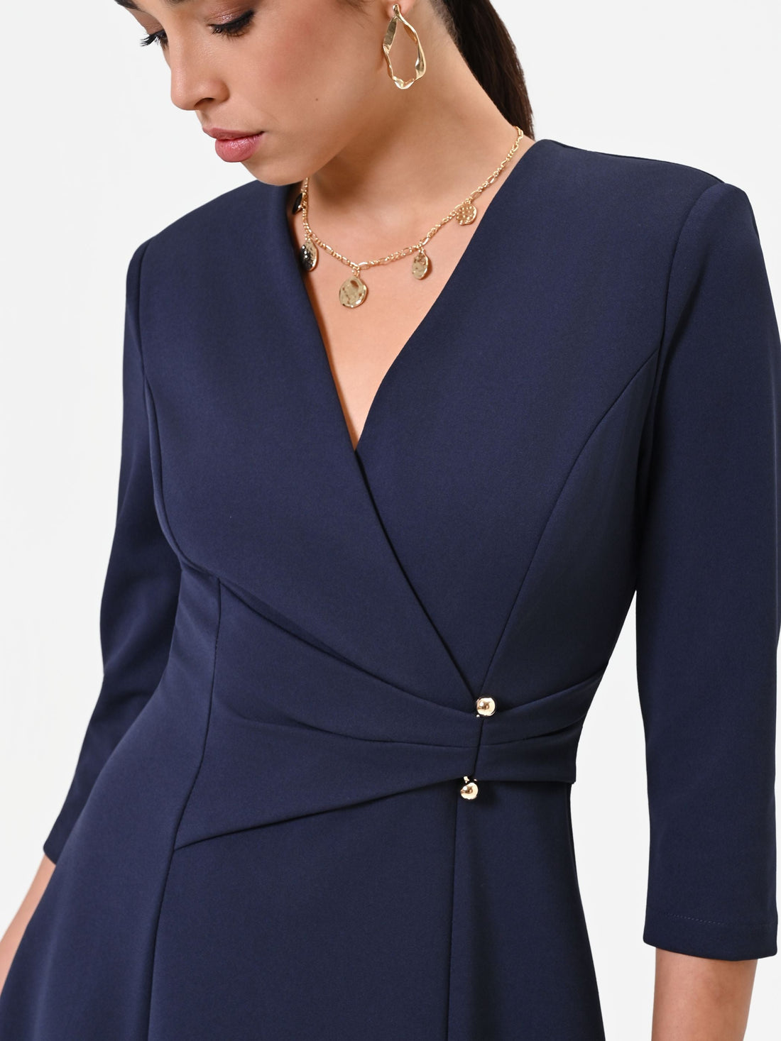 Abito incrociato blu navy con dettaglio piercing