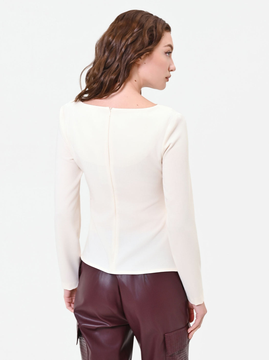 Blusa bianca con drappeggio asimmetrico