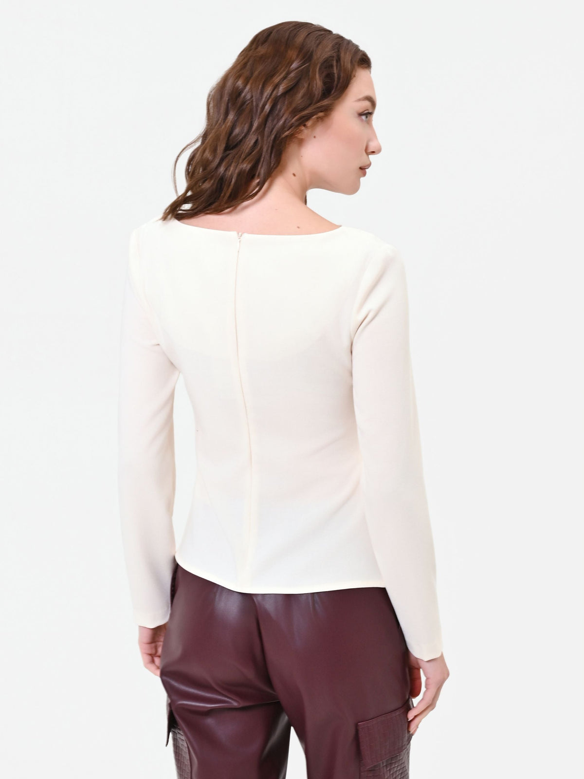 Blusa bianca con drappeggio asimmetrico