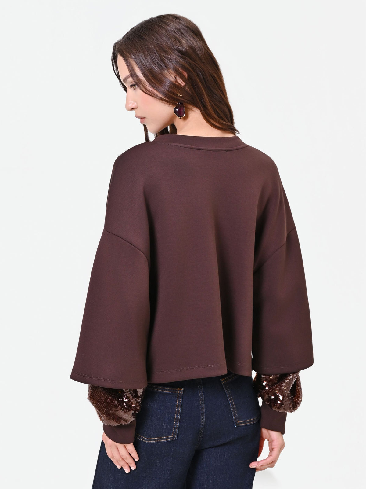 Felpa marrone con manica doppia in paillettes