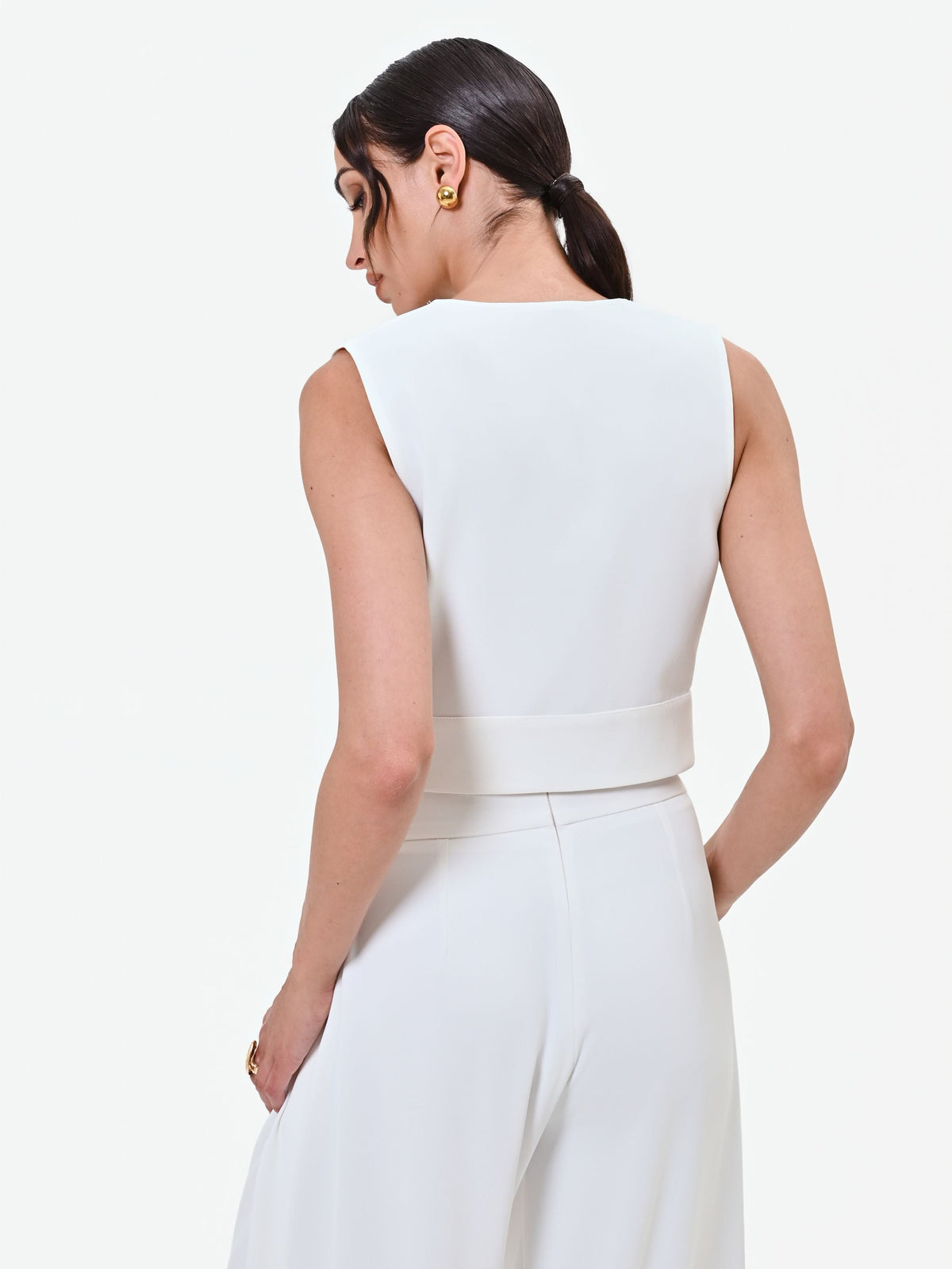 Gilet bianco cropped con bottone design