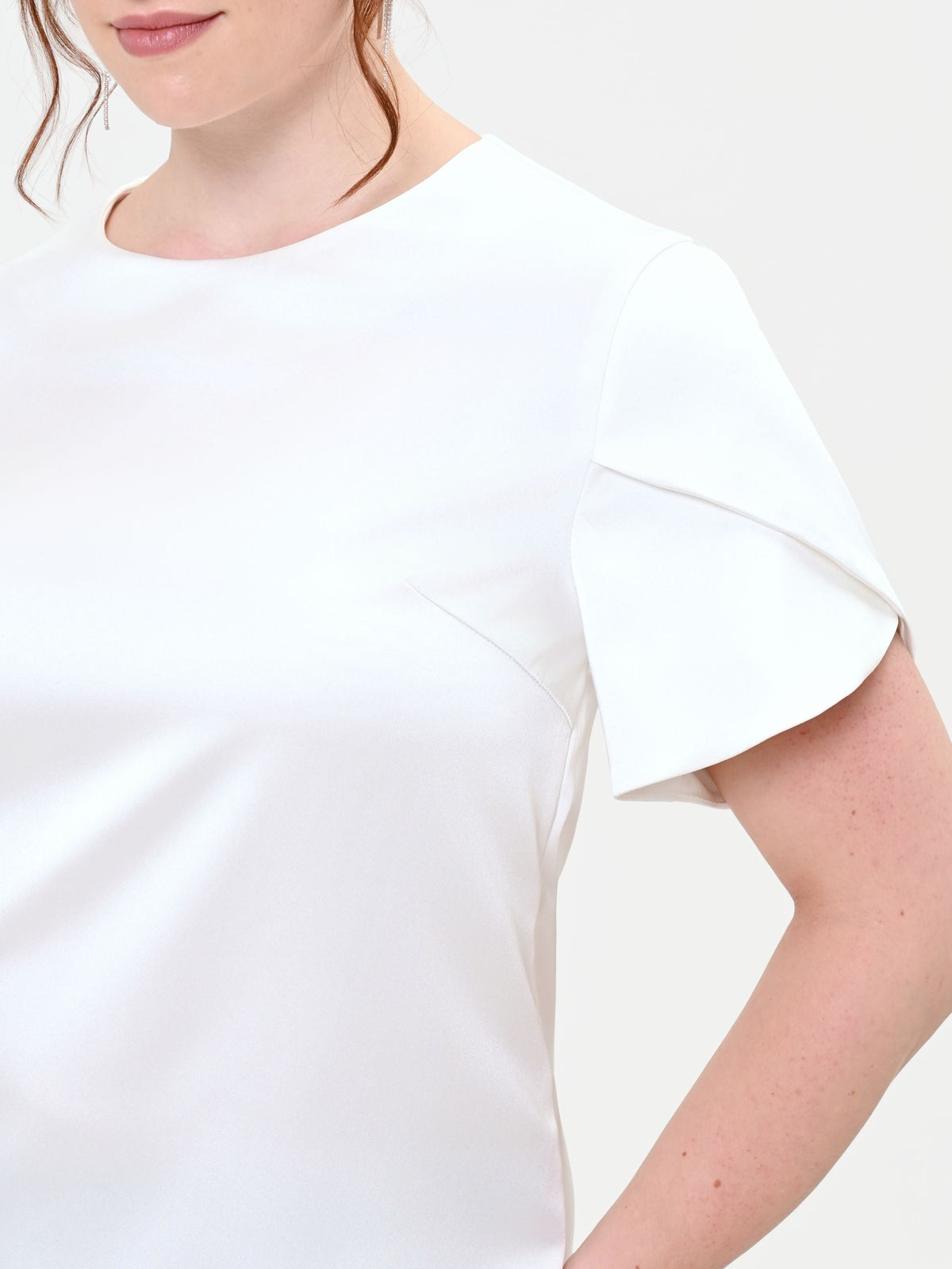 Blusa Curvy bianca in raso con maniche a petalo