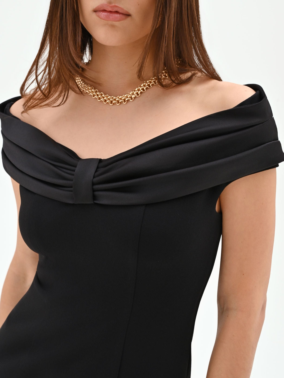 Abito lungo nero con scollo drappeggiato