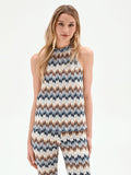 Top azzurro con mtotivo chevron e scollo all'americana