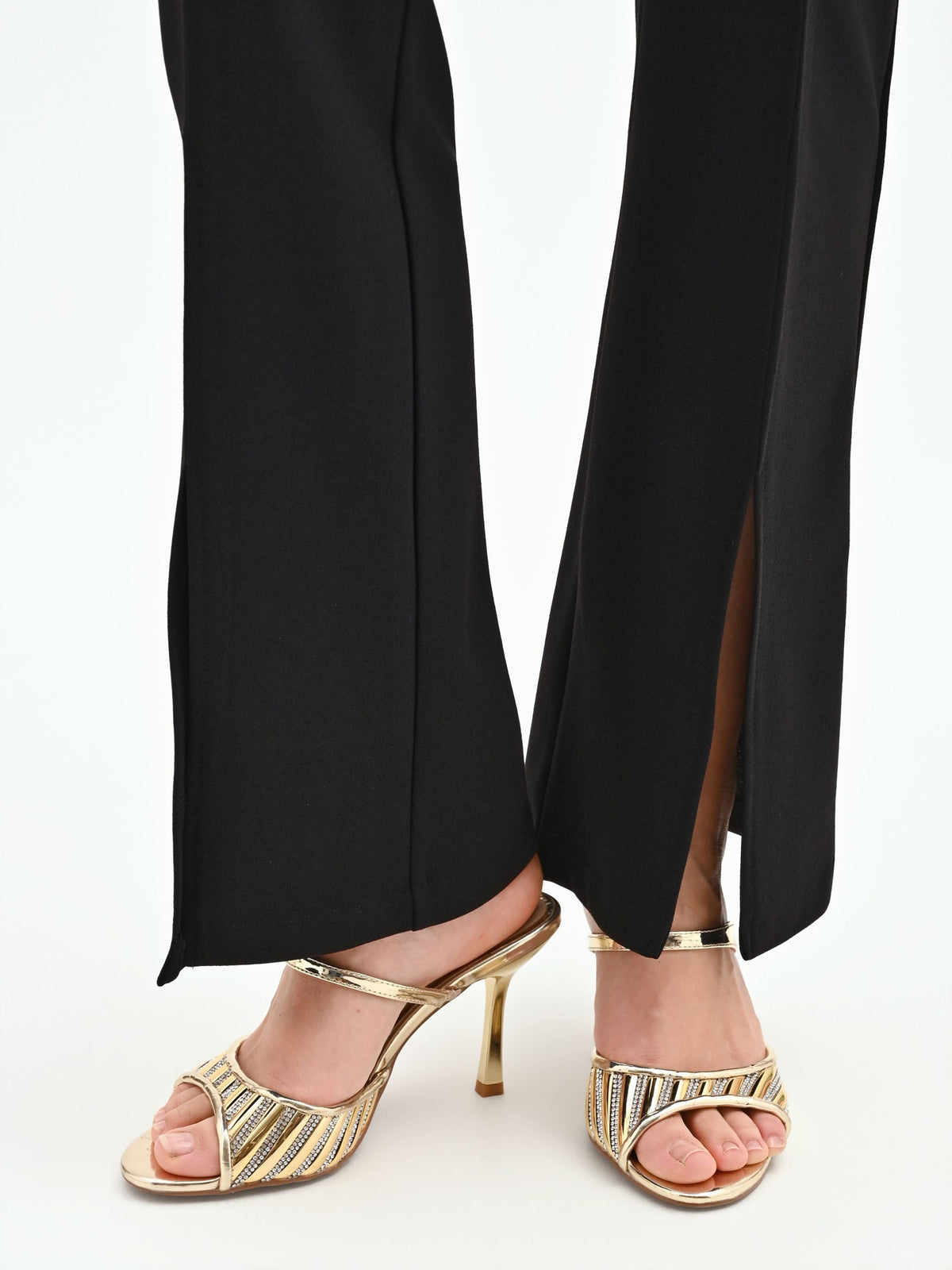 Pantalone nero flared con spacco frontale