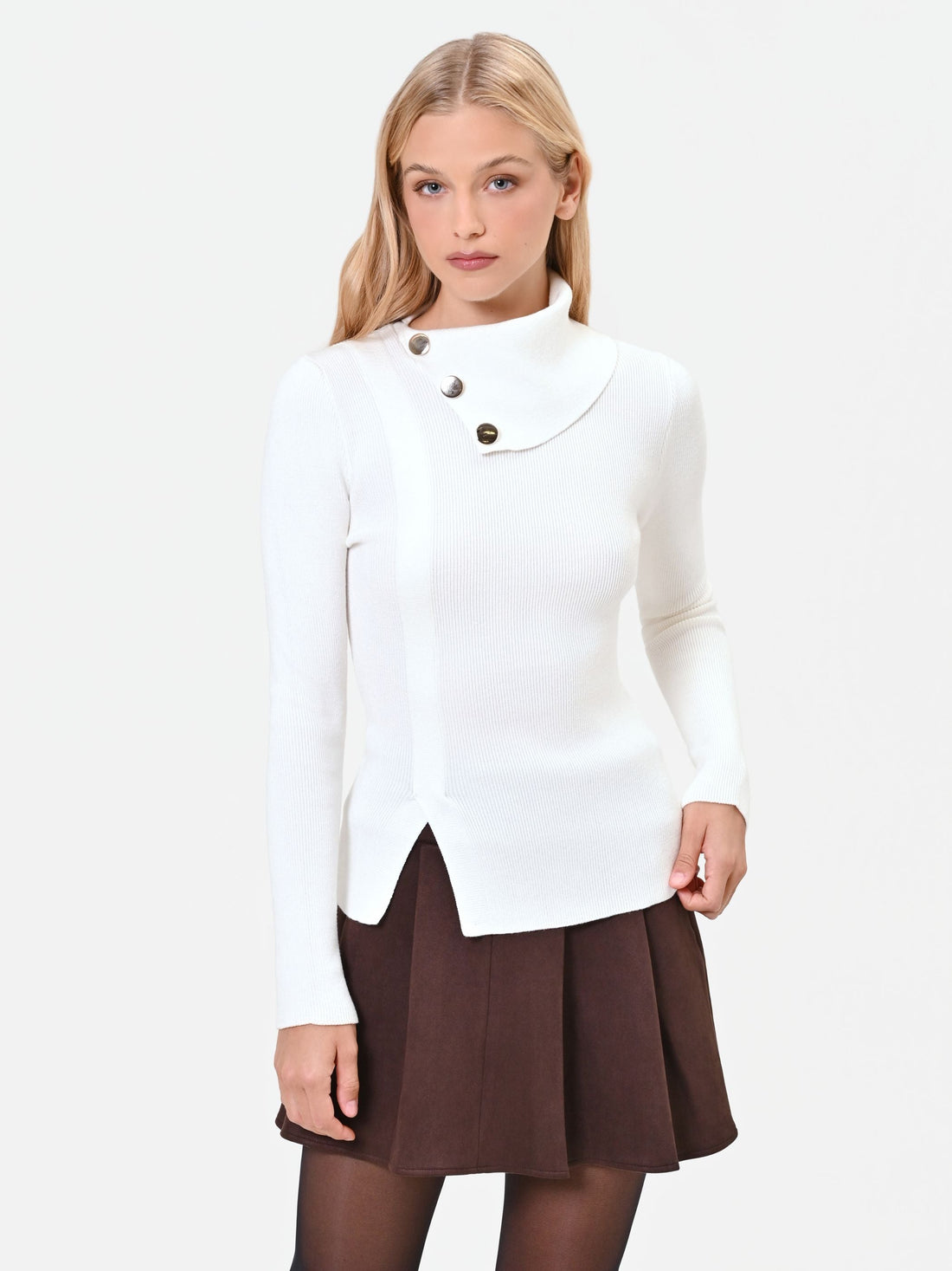 Maglia bianco panna con collo asimmetrico in misto viscosa