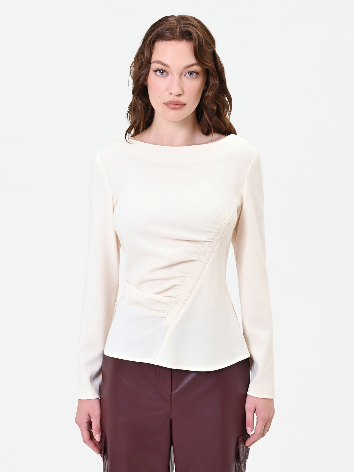 Blusa bianca con drappeggio asimmetrico