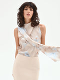 Top cielo azzurro con stampa acquerello e collo foulard