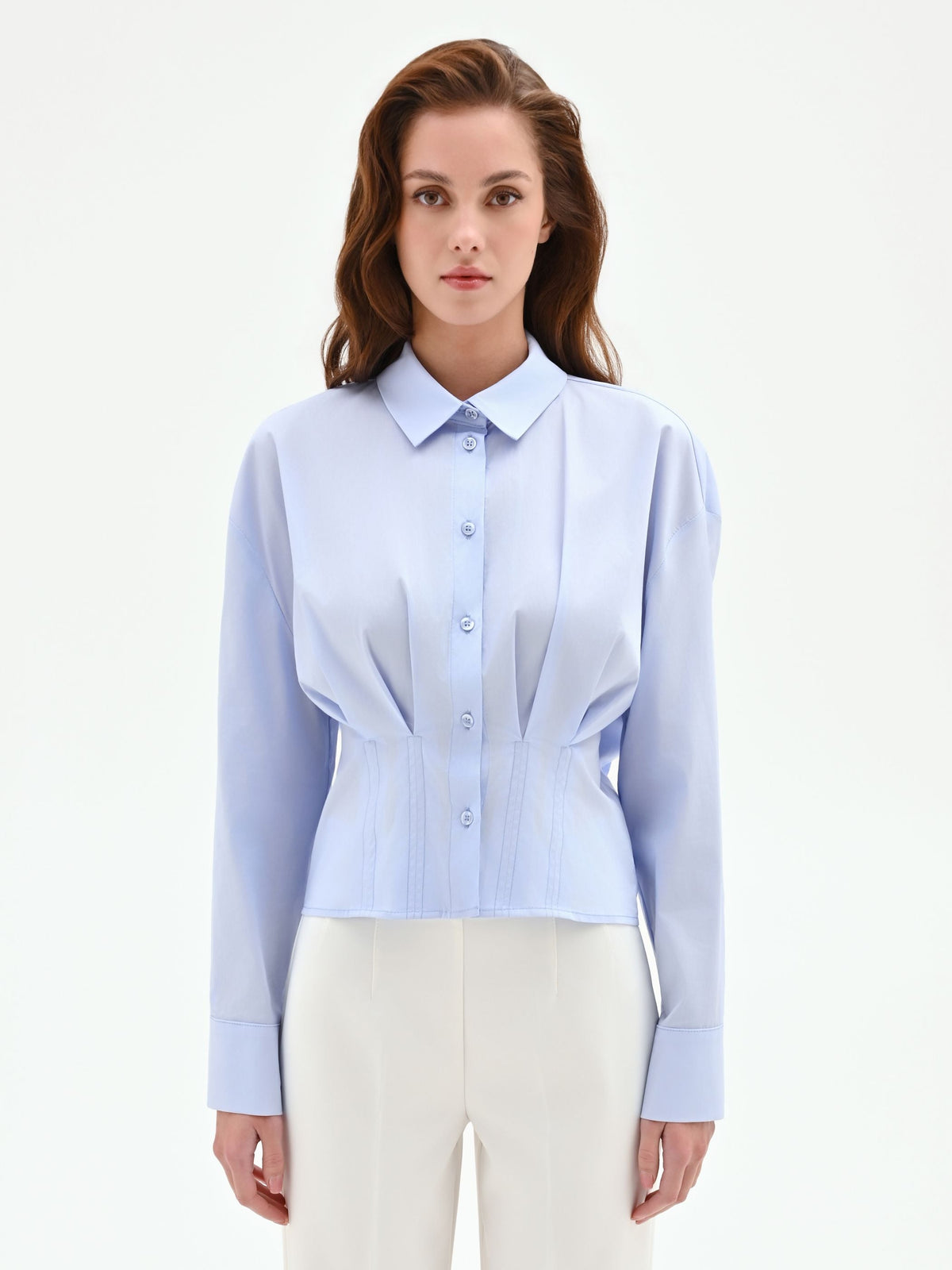 Camicia azzurra in cotone con pieghe cucite