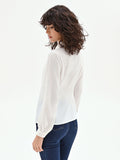 Camicia panna in raso con silhouette sagomata