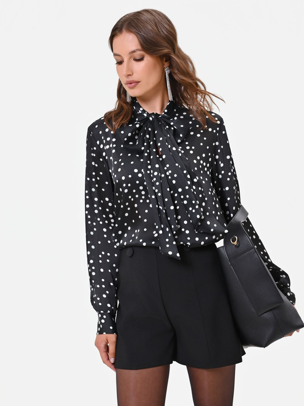 Blusa nera a pois con nastro lavallière