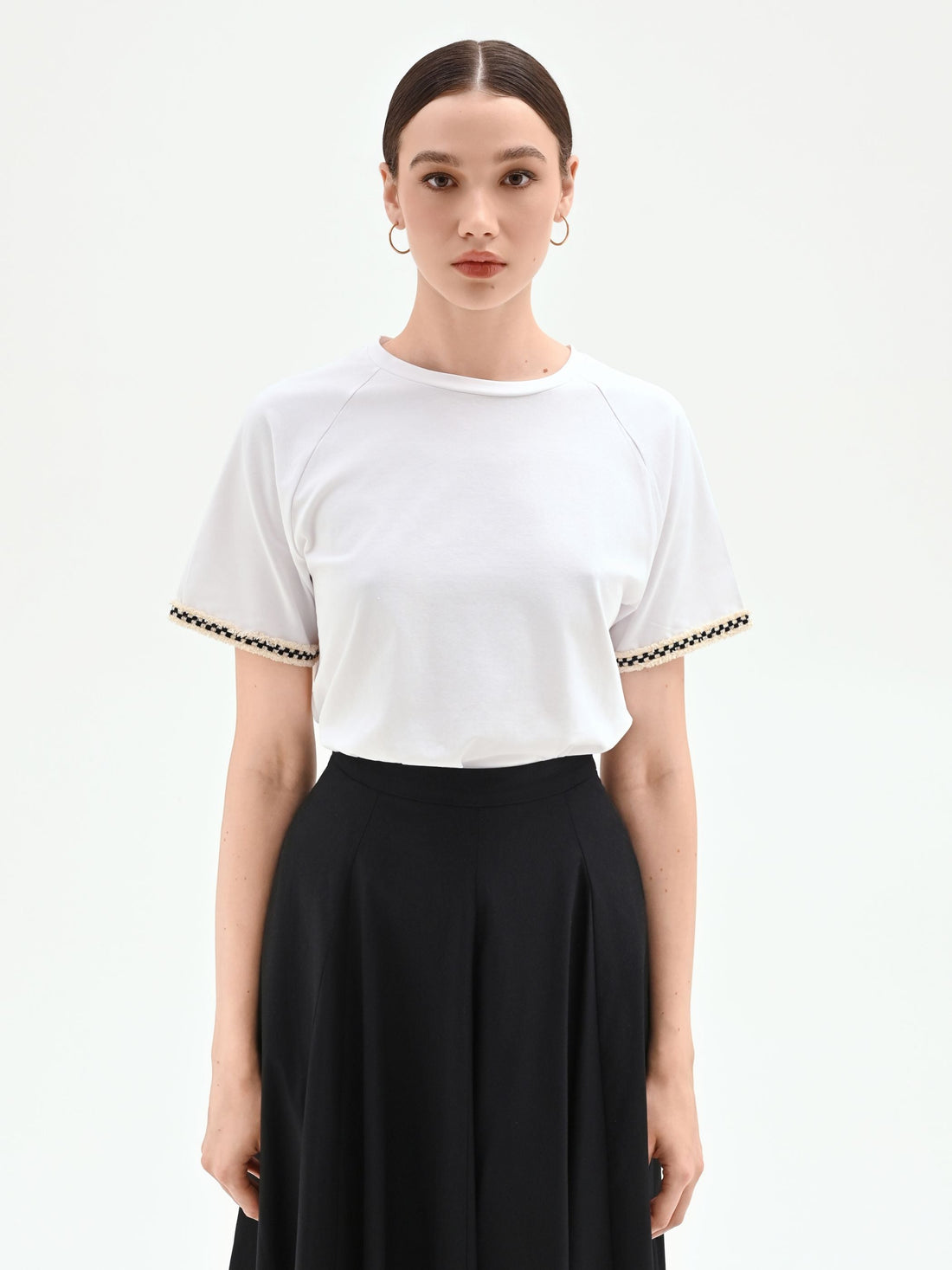 T-shirt bianca con dettagli passamaneria