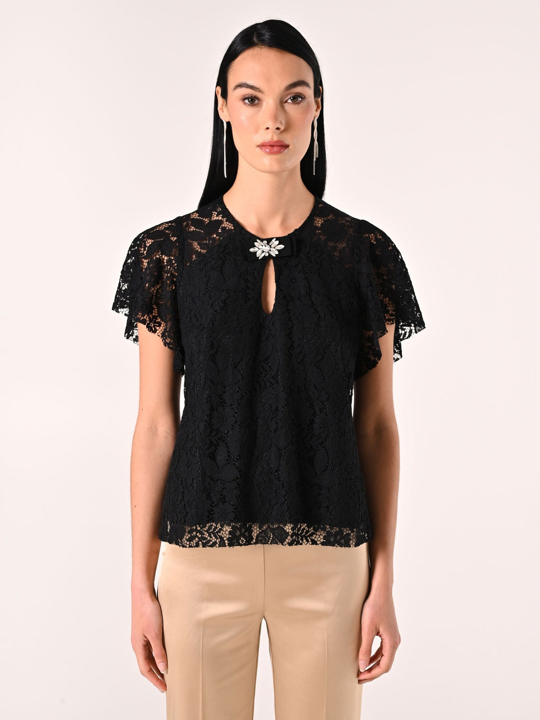 Blusa Nera in Pizzo con Spilla
